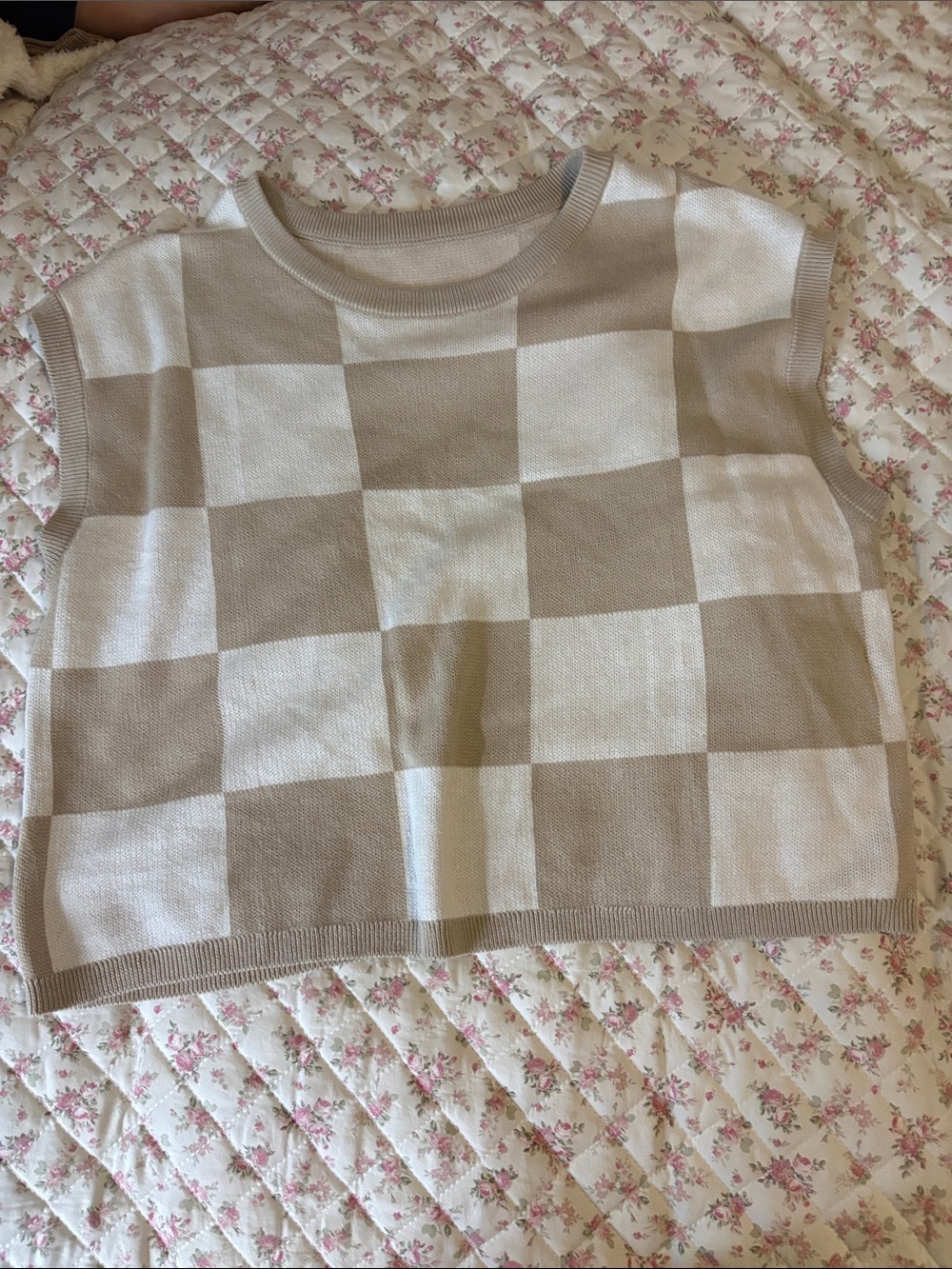 SHEIN Beige & White Checker Knit Short Sleeve Top